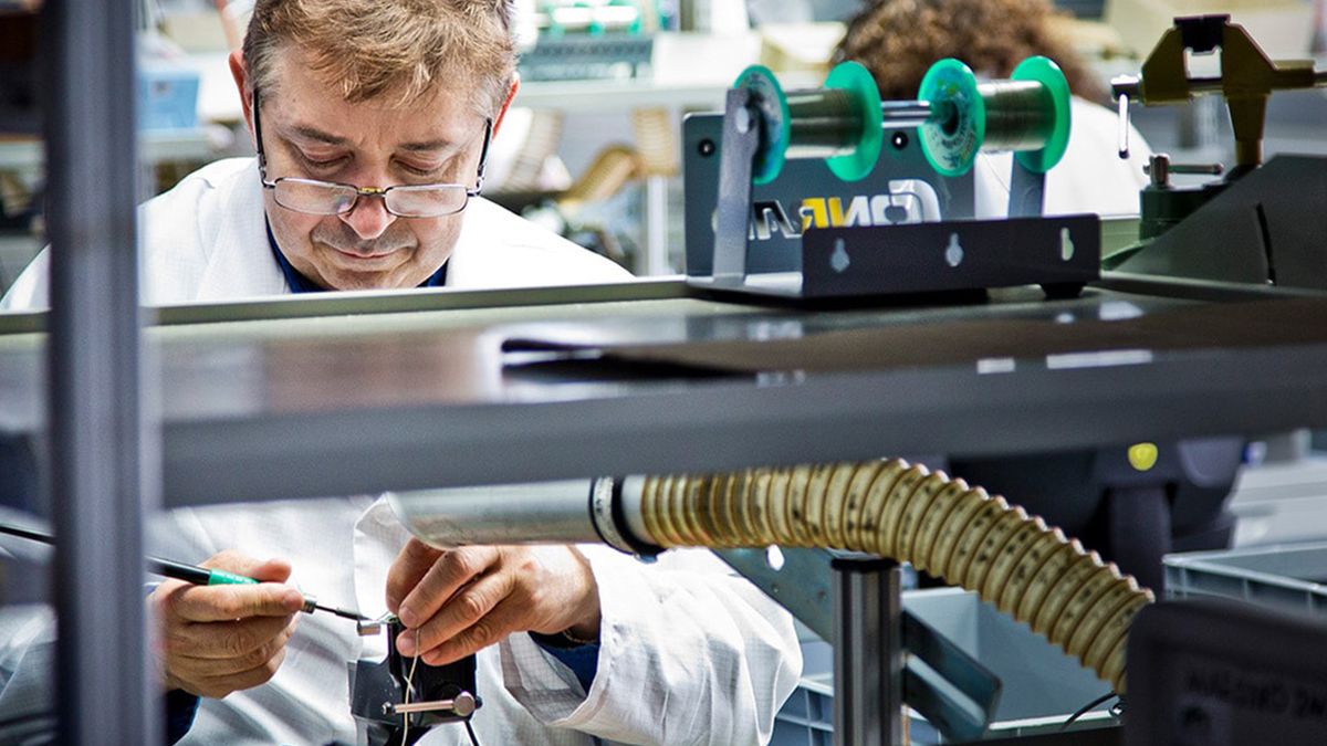 Entwickler bei der Arbeit an einer Leiterplatte