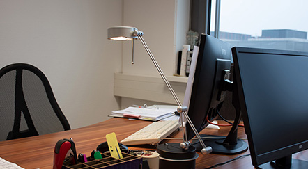 Schreibtisch mit Computer